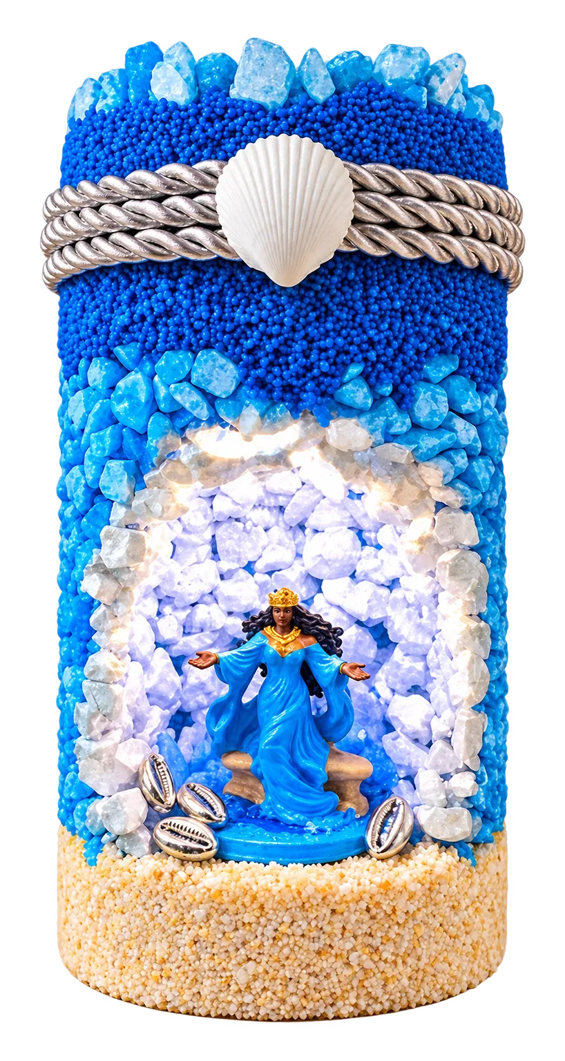 Luminária de Yemanjá em tons de azul, com conchas, corda e pedras claras.